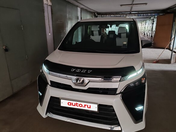 2018 Toyota Voxy III (R80) Рестайлинг, белый, 2555000 рублей - вид 1