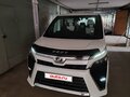 2018 Toyota Voxy III (R80) Рестайлинг, белый, 2555000 рублей - вид 1
