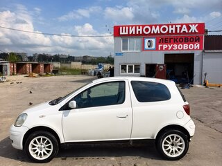 2003 Toyota Vitz I (P10), белый, 350000 рублей, вид 3