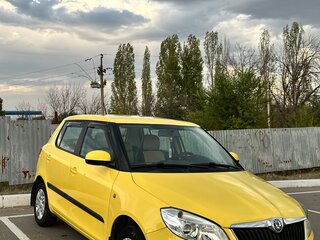 2011 Skoda Fabia II Рестайлинг, жёлтый, 670000 рублей, вид 3