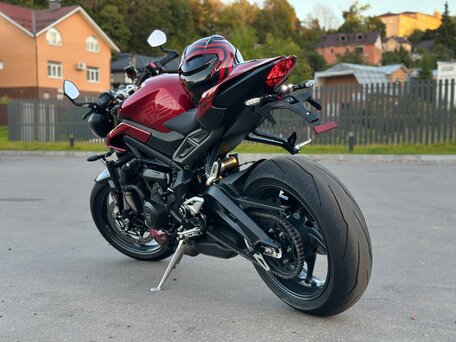 2024 Triumph Street Triple, красный, 1250000 рублей, вид 4