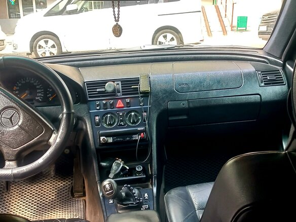 1998 Mercedes-Benz C-Класс 180 I (W202) Рестайлинг, чёрный, 440000 рублей - вид 5