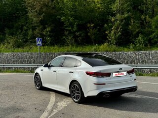 2019 Kia Optima IV Рестайлинг, белый, 2000000 рублей, вид 3