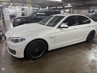 2016 BMW 5 серии 528i xDrive VI (F10/F11/F07) Рестайлинг, белый, 2700000 рублей, вид 4