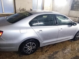 2014 Volkswagen Jetta VI Рестайлинг, серебристый, 850000 рублей, вид 4