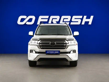 2017 Toyota Land Cruiser 200 Series Рестайлинг 2, белый, 5999999 рублей, вид 3