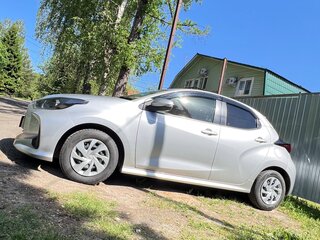2020 Toyota Yaris IV, серый, 1210000 рублей, вид 3