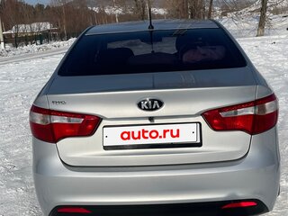2013 Kia Rio 5-speed III, серебристый, 870000 рублей, вид 3
