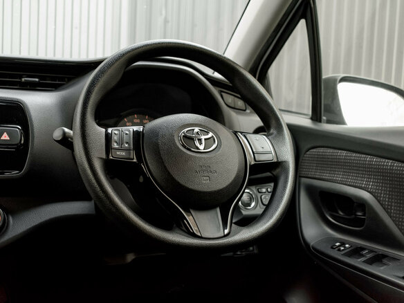 2019 Toyota Vitz III (XP130) Рестайлинг 2, белый, 980000 рублей - вид 12