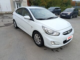 2013 Hyundai Solaris I, белый, 800000 рублей, вид 3