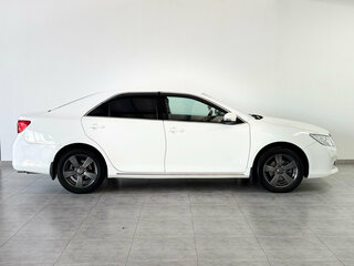 2013 Toyota Camry VII (XV50), белый, 1580000 рублей, вид 4