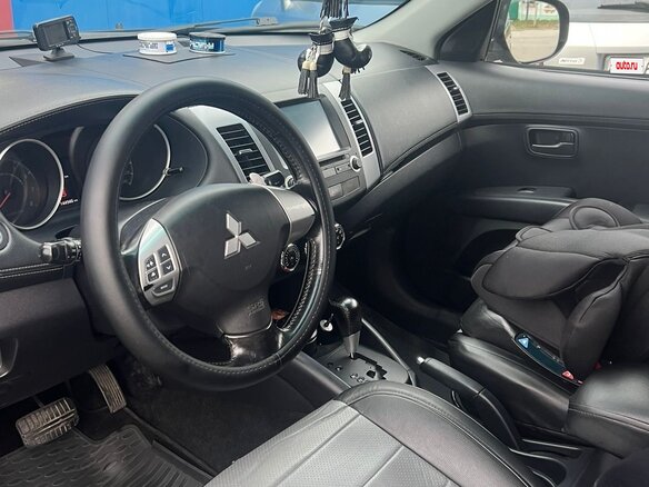 2011 Mitsubishi Outlander II Рестайлинг, чёрный, 1100000 рублей - вид 4