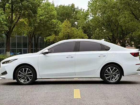 2021 Kia K3 II (China Market), белый, 1350000 рублей - вид 4
