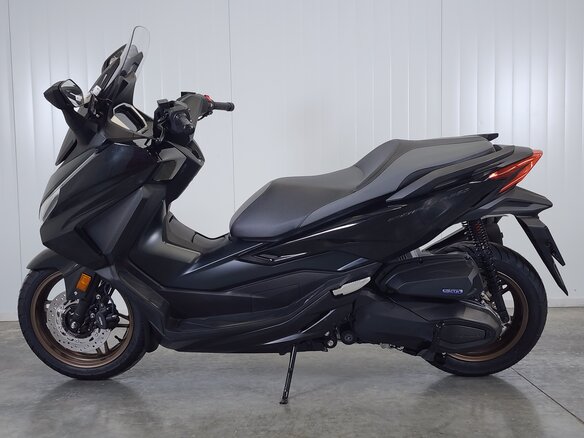 2025 Honda Forza, чёрный, 799000 рублей - вид 3