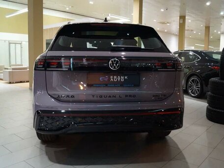 2026 Volkswagen Tiguan L Pro III (China Market), серый, 5000000 рублей, вид 4