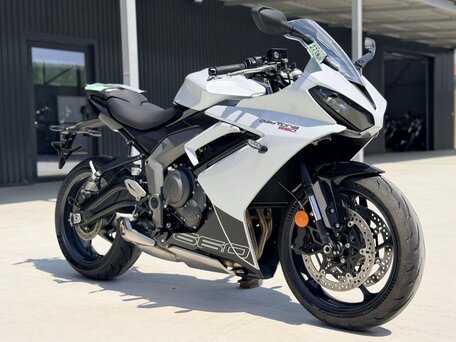 2025 Triumph Daytona 660, белый, 980000 рублей, вид 1