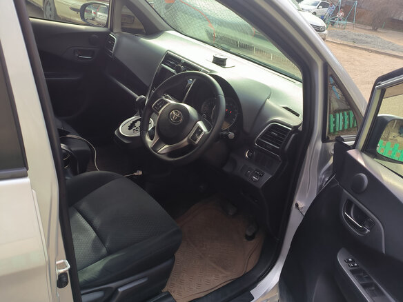 2014 Toyota Ractis II, серебристый, 865000 рублей - вид 4
