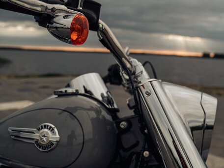2023 Harley-Davidson Fat Boy, серый, 2500000 рублей, вид 4