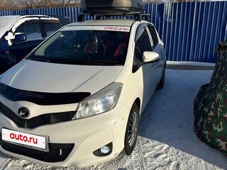 2012 Toyota Vitz III (XP130), белый, 670000 рублей, вид 3