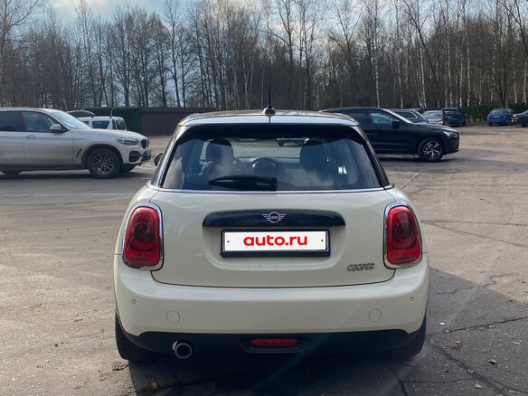 2020 Mini Hatch Cooper III (F55/F56) Рестайлинг, белый, 1750000 рублей - вид 4