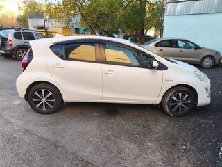 2017 Toyota Aqua I Рестайлинг, белый, 920000 рублей, вид 3