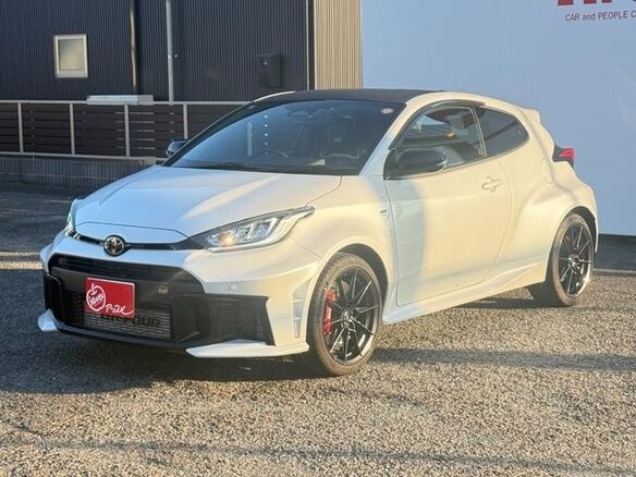 2025 Toyota Yaris IV Рестайлинг, белый, 4980000 рублей