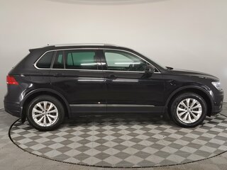 2017 Volkswagen Tiguan II, чёрный, 2230000 рублей, вид 4