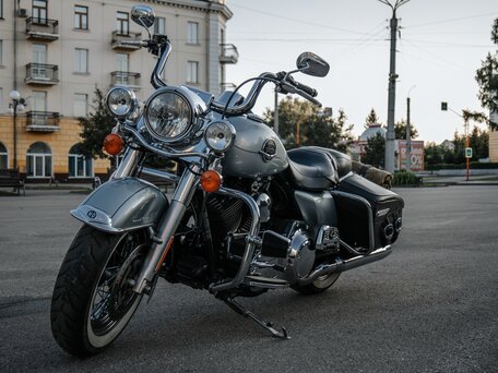 2010 Harley-Davidson Road King, серебристый, 890000 рублей, вид 2