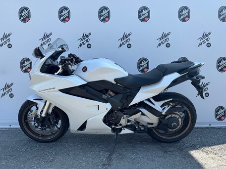2017 Honda VFR 800, белый, 790000 рублей, вид 3