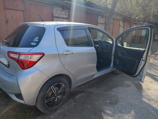 2017 Toyota Vitz III (XP130) Рестайлинг 2, серый, 880000 рублей, вид 4