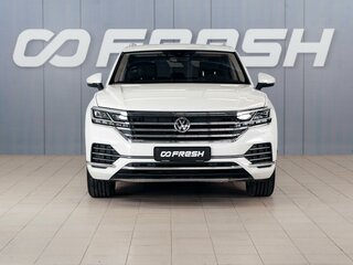2019 Volkswagen Touareg III, белый, 4390000 рублей, вид 3