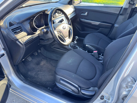 2017 Kia Rio III Рестайлинг, серебристый, 1050000 рублей - вид 5