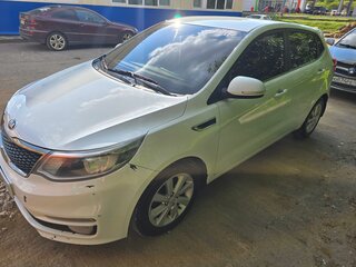 2016 Kia Rio III Рестайлинг, белый, 850000 рублей, вид 4