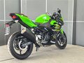 2025 Kawasaki Ninja 400, зелёный, 677000 рублей - вид 7
