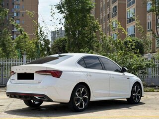2023 Skoda Octavia IV (A8), белый, 2000000 рублей, вид 5