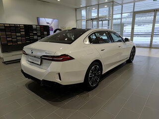 2025 BMW 5 серии Long 530Li xDrive VIII (G60/G61/G68), белый, 8350000 рублей, вид 5