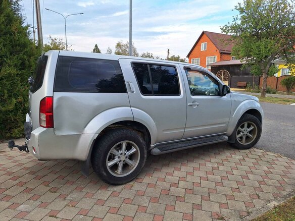 2009 Nissan Pathfinder III, серебристый - вид 1