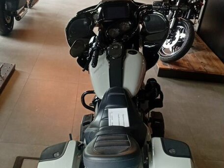 2020 Harley-Davidson CVO Road Glide, серый, 3300000 рублей, вид 4