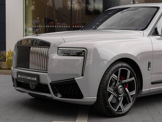 2026 Rolls-Royce Cullinan Black Badge I Рестайлинг (Series II), серый, 65900000 рублей, вид 5