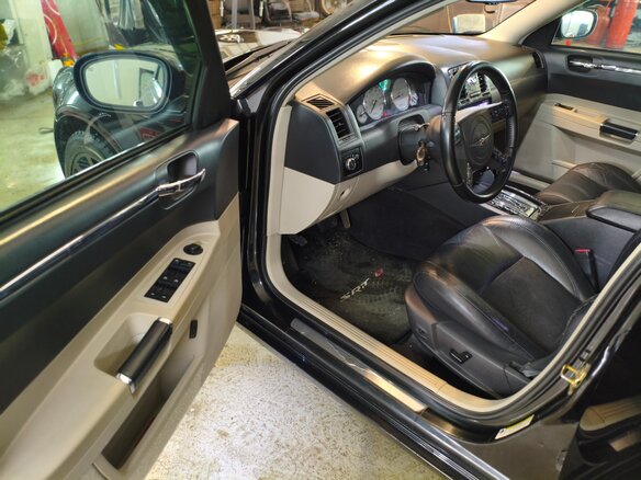 2004 Chrysler 300C I, чёрный, 2500000 рублей - вид 16