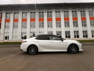 2021 Toyota Camry VIII (XV70) Рестайлинг, чёрный, 3450000 рублей, вид 3