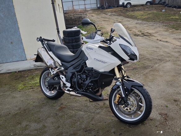 2008 Triumph Tiger 1050, белый, 550000 рублей