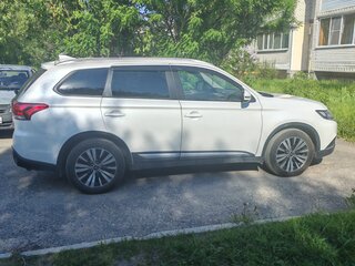 2018 Mitsubishi Outlander III Рестайлинг 2, белый, 1899999 рублей, вид 2