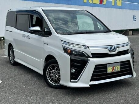 2018 Toyota Voxy III (R80) Рестайлинг, белый, 1688008 рублей, вид 2
