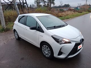 2019 Toyota Yaris III Рестайлинг 2, белый, 1470000 рублей, вид 2