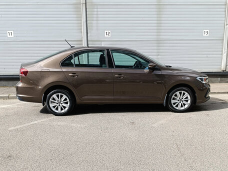 2021 Volkswagen Polo VI, коричневый, 1499000 рублей, вид 4