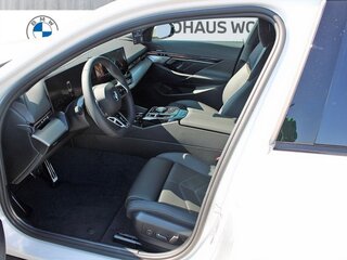 2025 BMW 5 серии 520d VIII (G60/G61/G68), белый, 8746700 рублей, вид 5
