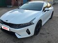 2020 Kia K5 III, белый - вид 1