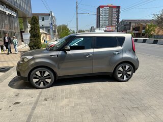 2017 Kia Soul II Рестайлинг, серебристый, 1600000 рублей, вид 1