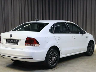 2017 Volkswagen Polo V Рестайлинг, белый, 999000 рублей, вид 2